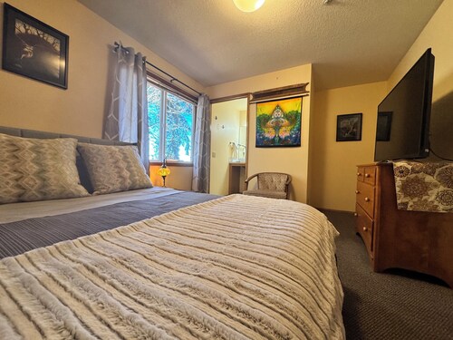 Sweet Bamboo Room with Half-Bath in delightful Sherwood with AC, WiFi, TV