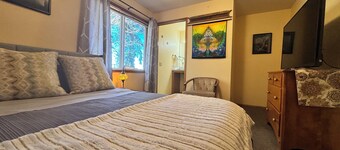 Sweet Bamboo Room with Half-Bath in delightful Sherwood with AC, WiFi, TV