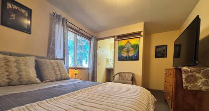 Sweet Bamboo Room with Half-Bath in delightful Sherwood with AC, WiFi, TV