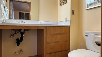 Hårføner, håndklær, såpe og toalettpapir