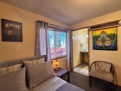 Sweet Bamboo Room with Half-Bath in delightful Sherwood with AC, WiFi, TV