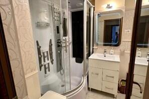 Dusch, hårtork, bidé och handdukar