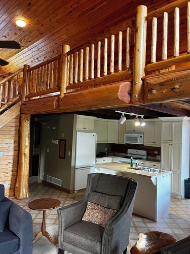 Log Cottage- 43 Head St