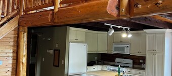 Log Cottage- 43 Head St