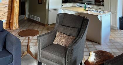 Log Cottage- 43 Head St