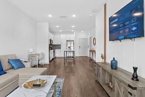 Smart TV - Chic 1BR Apt King Bed/Pool/Gym/Close 2 Beach (Jacksonville)