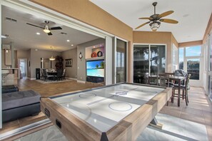 Games room - Scenic 3-bedroom house in lovely Apopka with AC, WiFi and beautiful natural view (Apopka)