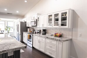 Een koelkast, een microgolfoven, een oven, een kookplaat