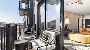 Interior - Prime Walkable Midtown Location, Pool, Gym Outlaw's Den by Avantstay (Nashville)