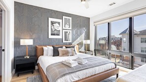 Interior - Prime Walkable Midtown Location, Pool, Gym Outlaw's Den by Avantstay (Nashville)
