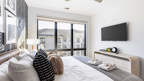 Interior - Prime Walkable Midtown Location, Pool, Gym Outlaw's Den by Avantstay (Nashville)