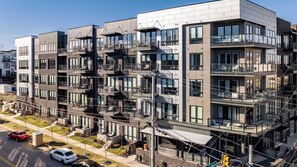 Interior - Prime Walkable Midtown Location, Pool, Gym Outlaw's Den by Avantstay (Nashville)