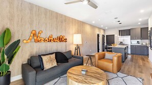 Front of property - Prime Walkable Midtown Location, Pool, Gym Outlaw's Den by Avantstay (Nashville)