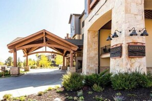 Property grounds - 001BC  1bd/2ba Condo @ Base of Mtn King Suite w/walkout deck, pool & hot tub SKI (Park City)