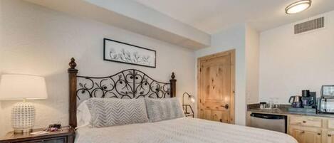 1 bedroom, desk, travel crib, WiFi