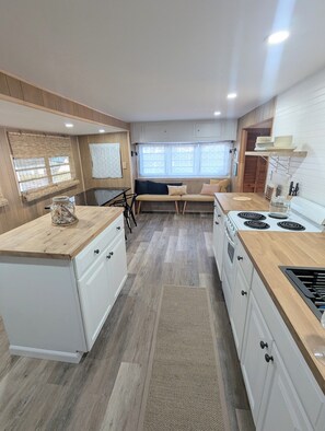 Kjøleskap, mikrobølgeovn, ovn og kokeplater