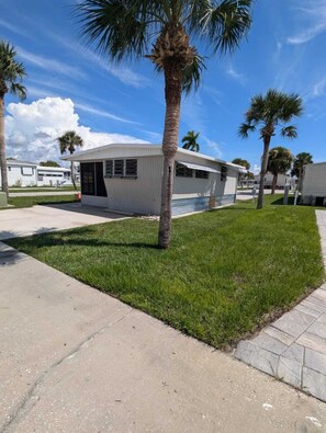 Exterior - Charming Vintage Beach Trailer Outside Sanibel Island LOCATION LOCATION LOCATION (Fort Myers)