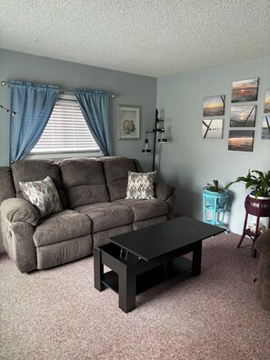 Living area - The Libby Inn (Coos Bay)