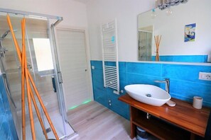 シャワー、ヘアドライヤー、ビデ、タオル