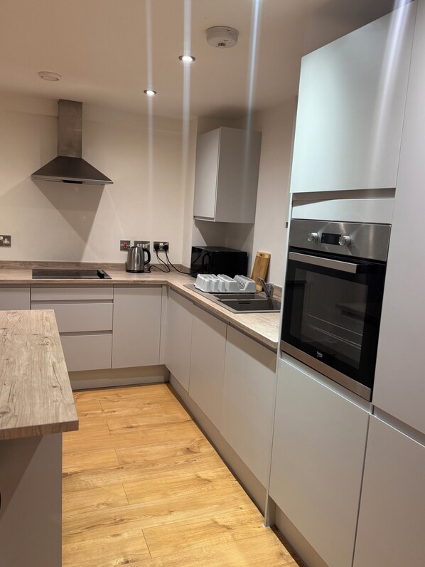 Mikrobølgeovn, ovn, kokeplater og oppvaskmaskin