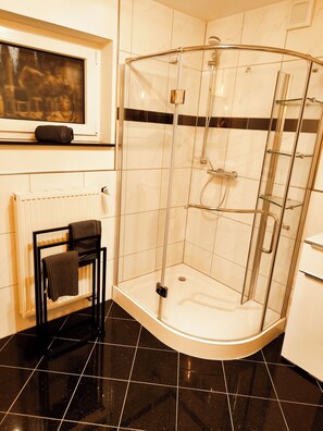 Een douche, een haardroger, handdoeken