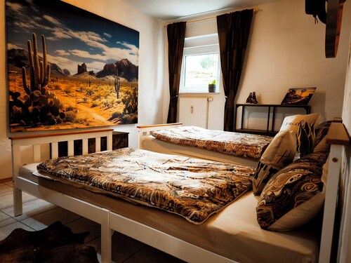 Wild Western Apartment- TLA in a quiet location by the river