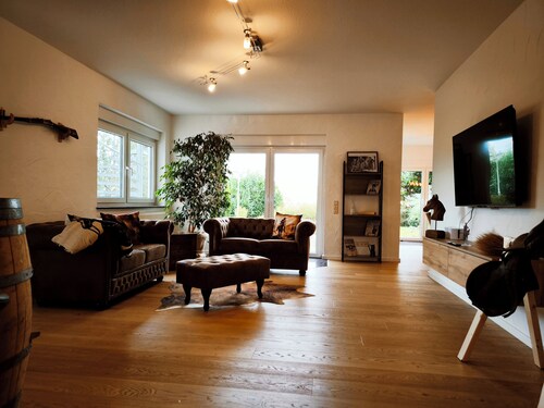 Wild Western Apartment- TLA in a quiet location by the river