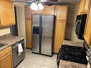 Frigorifero, microonde, forno, piano cottura