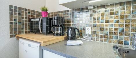 Refrigerador, microondas, parrilla de estufa y cafetera y tetera