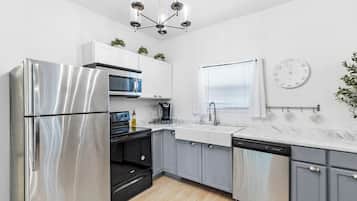 Jääkaappi, mikroaaltouuni, uuni, liesi