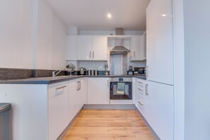 舒適公寓 | 私人廚房 | 電冰箱、微波爐、烤箱、爐台