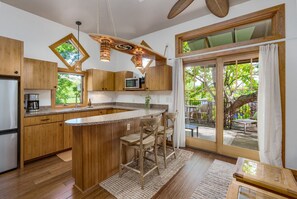 Frigorífico, microondas, horno y cafetera o tetera