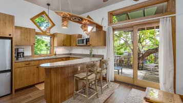 Kühlschrank, Mikrowelle, Ofen, Wasserkocher mit Kaffee-/Teezubehör