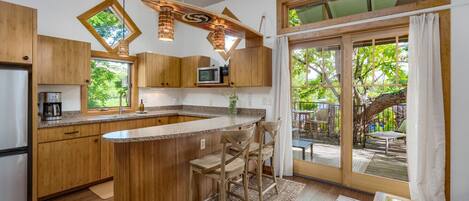 ثلاجة، ميكروويف، فرن، ماكينة لصنع القهوة/الشاي