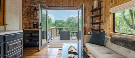 Televisión, chimenea y libros