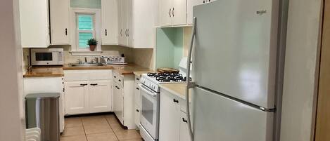 Een microgolfoven, een oven, een kookplaat