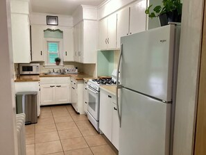 Microwave, oven, stovetop - Family friendly duplex near Yale w/ King bed (New Haven)