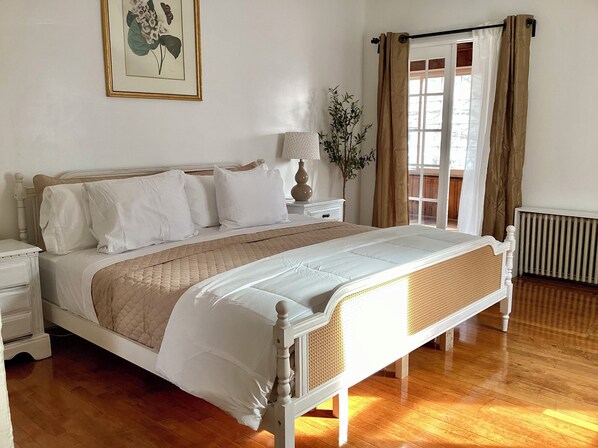 3 bedrooms, iron/ironing board, WiFi, bed sheets - Family friendly duplex near Yale w/ King bed (New Haven)