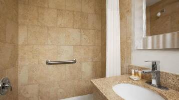 Secador de cabelo, toalhas de banho, sabonete, papel higiênico