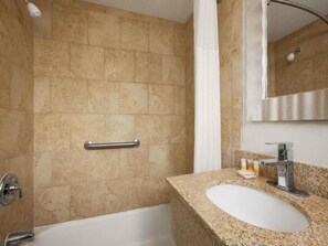 Secador de pelo, toallas, jabón y papel higiénico