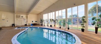 Deluxe 2 Queens Size Beds Hotel Room in Yarmouth, 2 miles from Hyannis Main St.