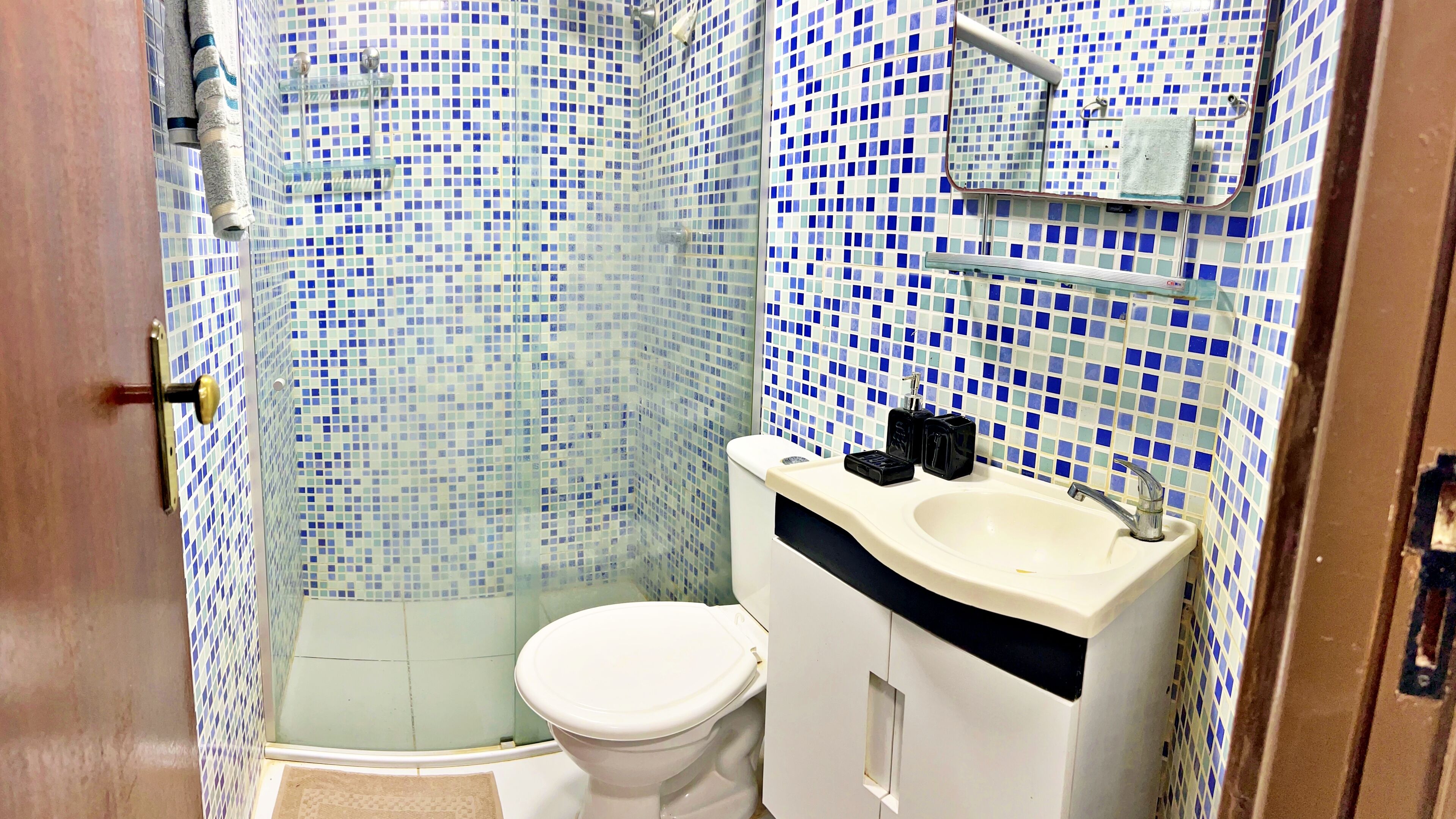 Chuveiro, toalhas de banho, sabonete, shampoo