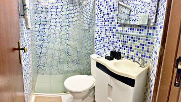 Chuveiro, toalhas de banho, sabonete, shampoo