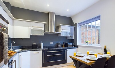 2 Bed Ensuite/Secure Parking/Long-Short Stay/Fast WiFi