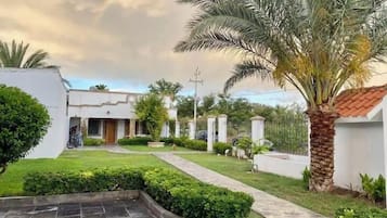 Vista frontal de la propiedad