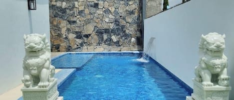 Piscine extérieure en saison
