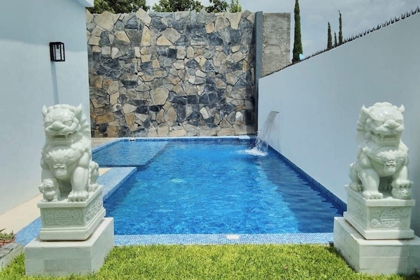 Una piscina al aire libre de temporada