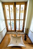 Ducha, toallas, jabón, shampoo