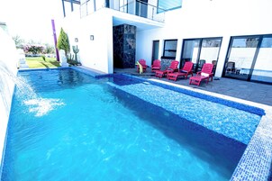 Una piscina al aire libre de temporada