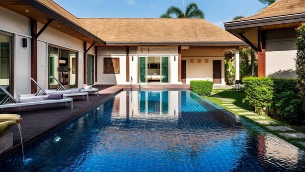 A modern house with a swimming pool, large windows, and a covered patio area. - Emerald Pool Villa in Rawai (Phuket)